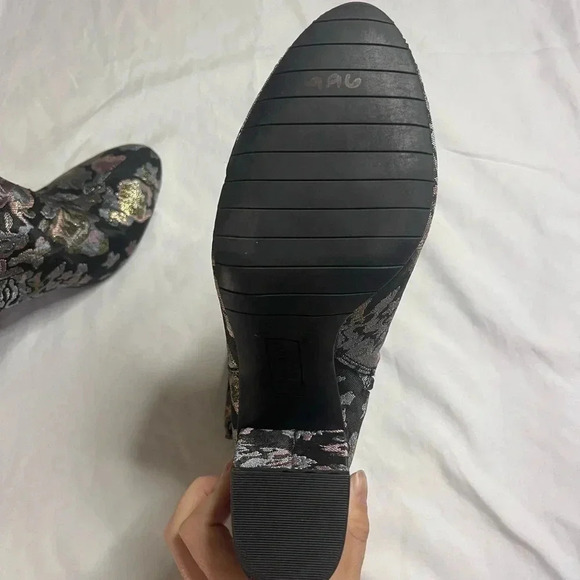 Reaction Kenneth Cole Booties - Picture 4 of 7